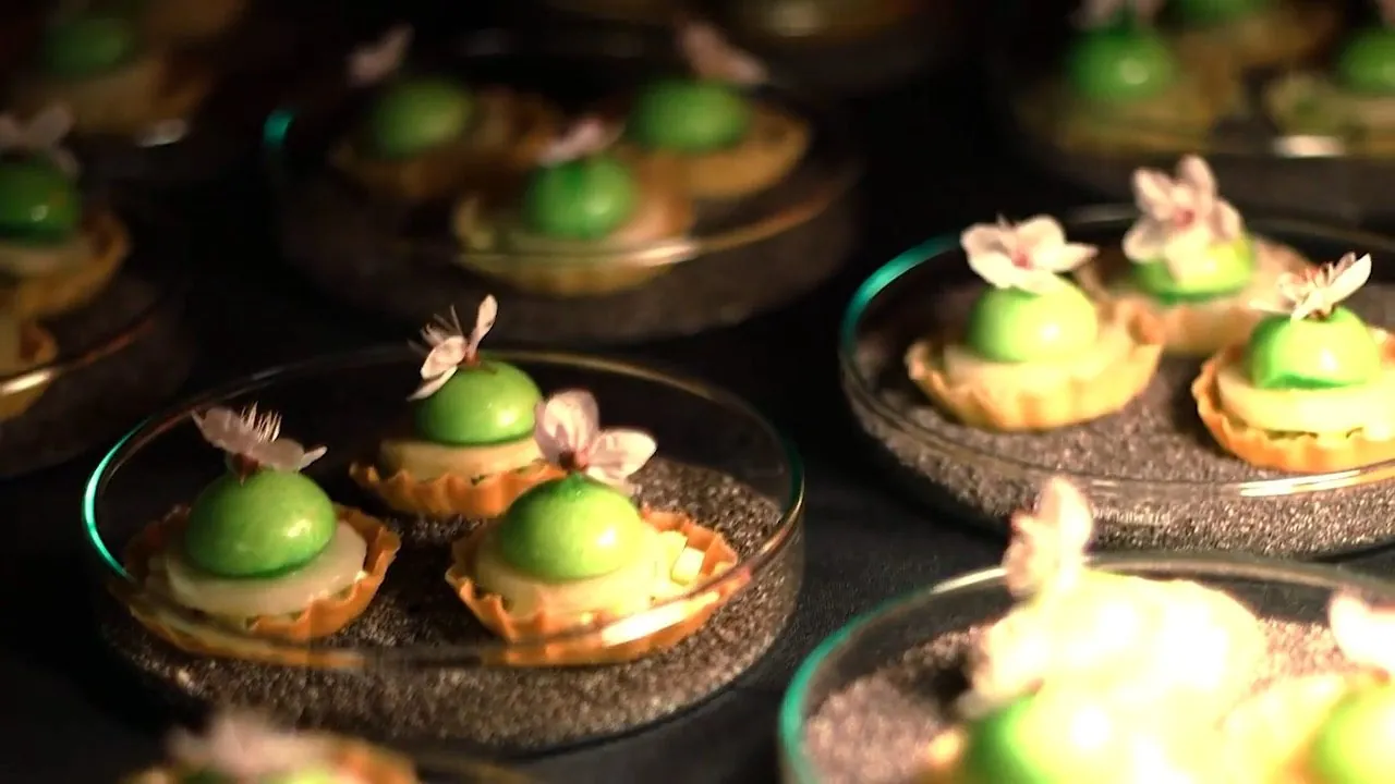 Fingerfood: kleine Tartelettes mit grüner Kugel und Kirschblüte