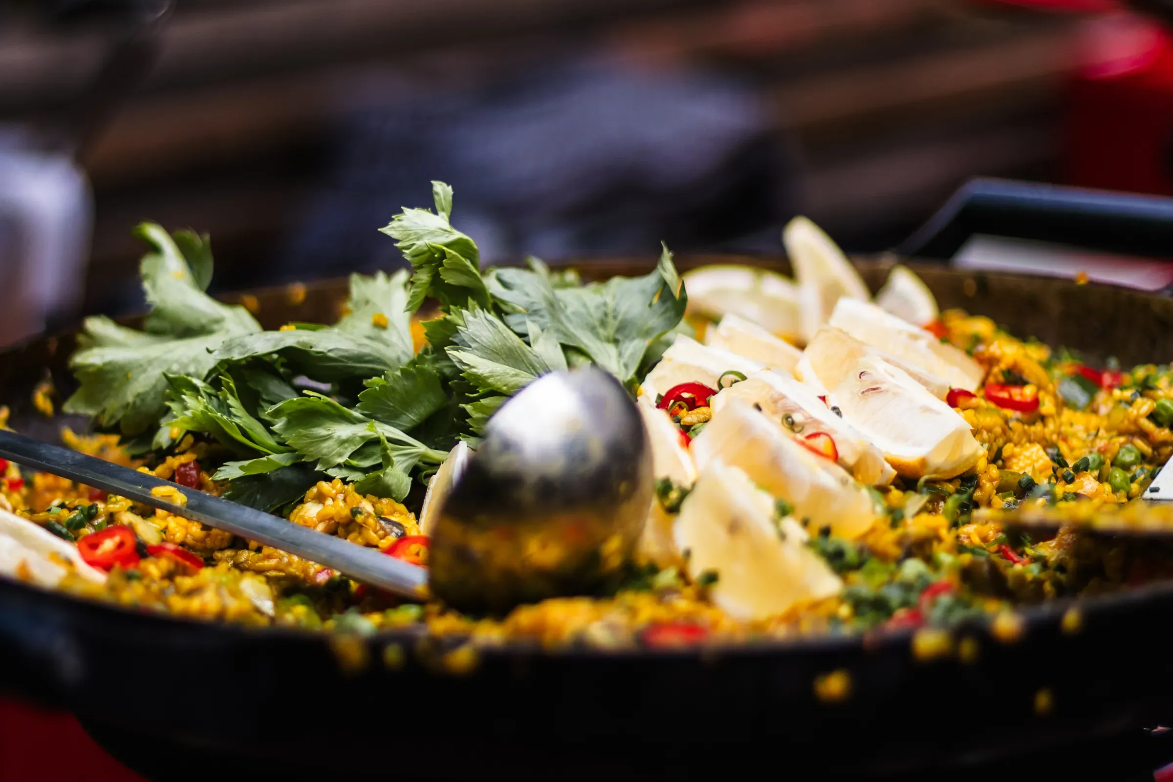 Große Paella-Pfanne beim Live-Cooking