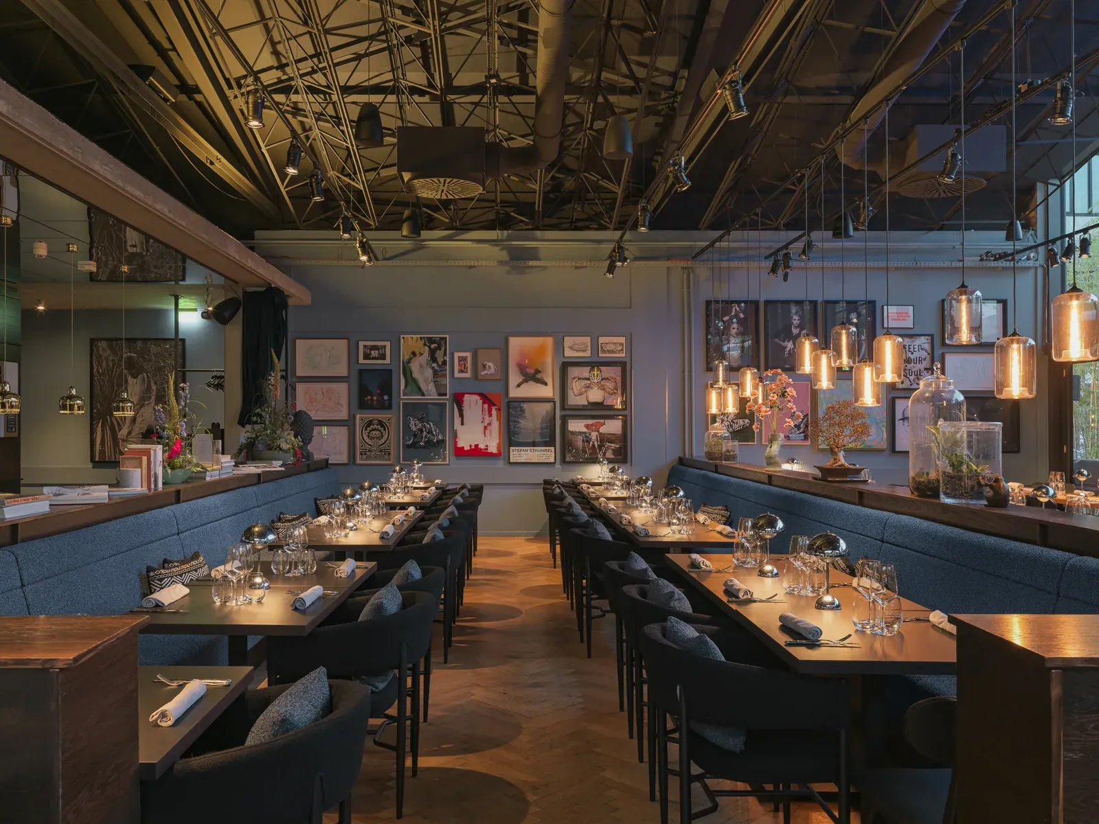 Lange gedeckte Tafeln mit blauen Polsterbänken im Restaurant des NEO