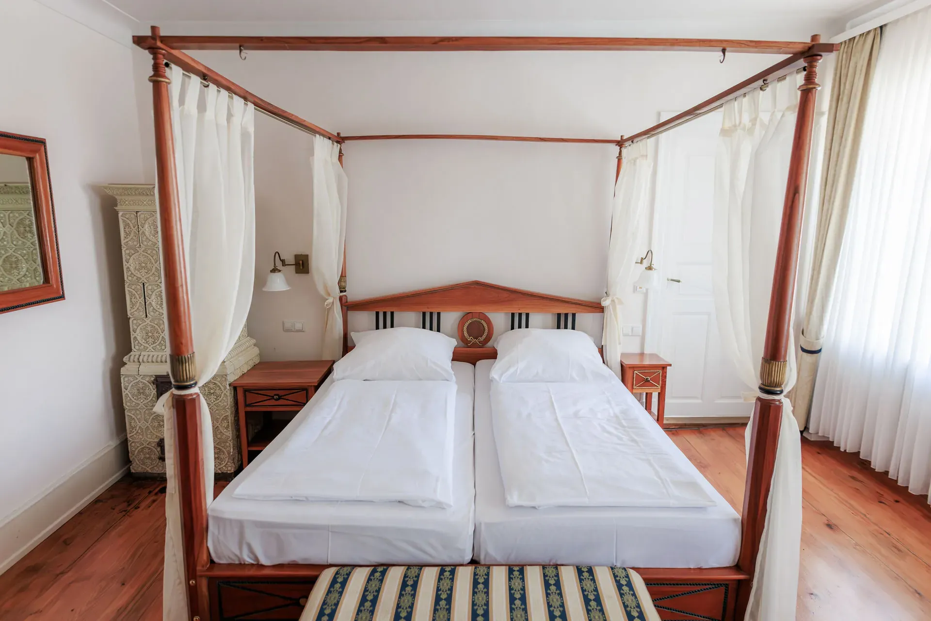 Schloss-Doppelzimmer mit Himmelbett und Kachelofen